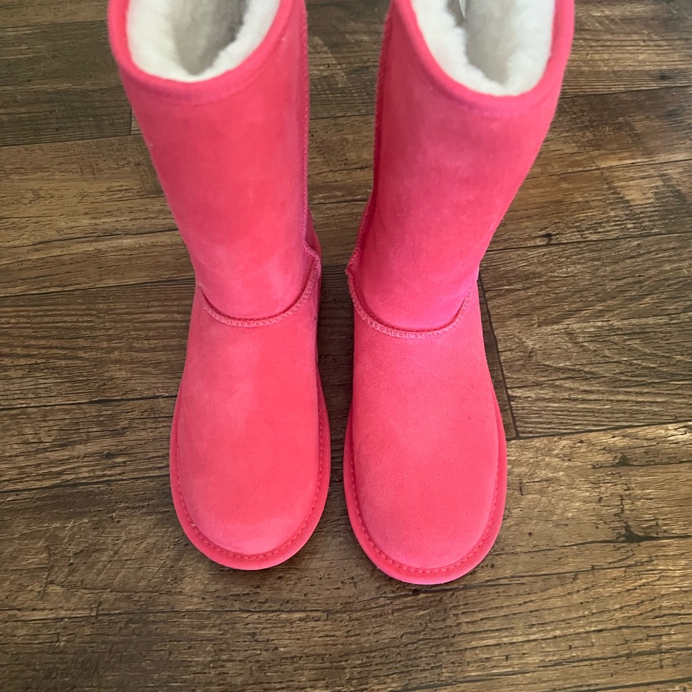 Never worn hot pink girls Ugg size 4
